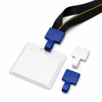Mosquetón Plástico Cuadrado 2 cm instalado en un lanyard personalizado.